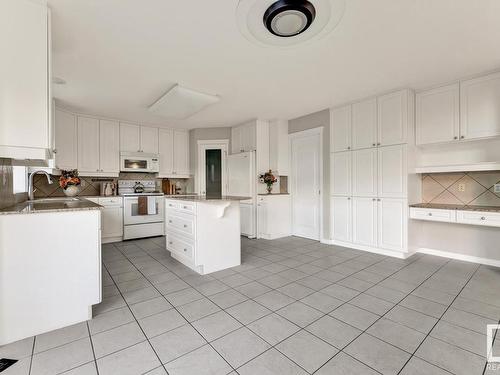 164 Darlington Crescent, Edmonton, AB - Indoor Photo Showing Kitchen