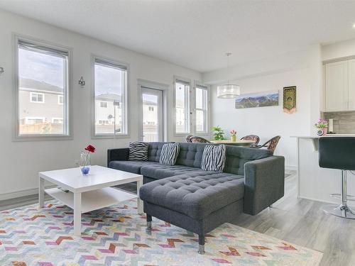 5795 Cautley Crescent, Edmonton, AB - Indoor Photo Showing Living Room