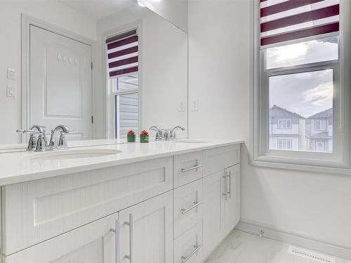 5795 Cautley Crescent, Edmonton, AB - Indoor Photo Showing Bathroom