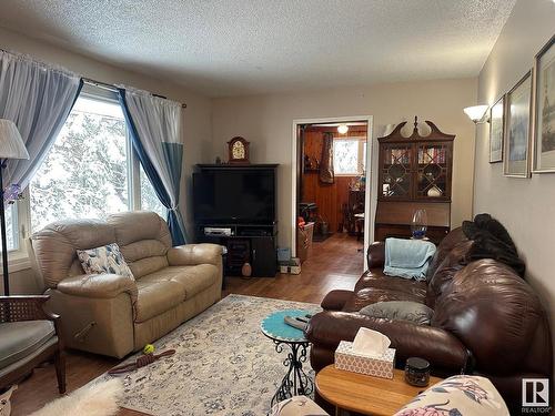 49106  130 Range Road, Rural Beaver County, AB - Indoor Photo Showing Living Room