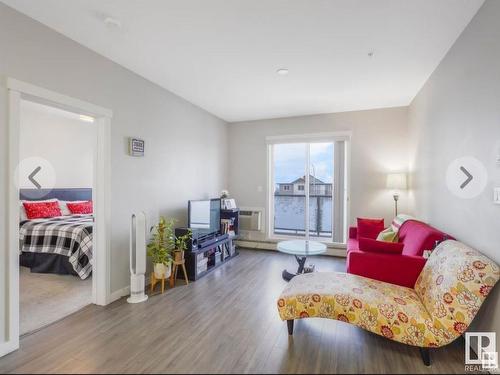 311 812 Welsh Drive, Edmonton, AB - Indoor Photo Showing Living Room