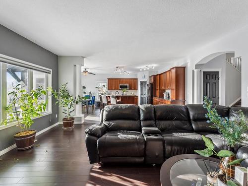 7111 168 Avenue, Edmonton, AB - Indoor Photo Showing Living Room