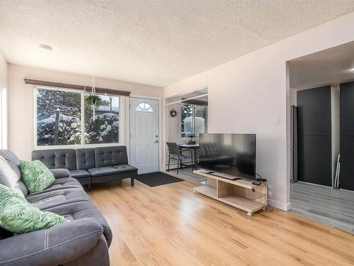 10 18305 89 Avenue Nw, Edmonton, AB - Indoor Photo Showing Living Room