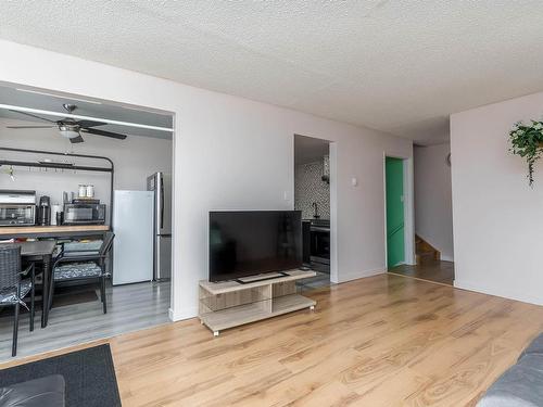 10 18305 89 Avenue Nw, Edmonton, AB - Indoor Photo Showing Living Room