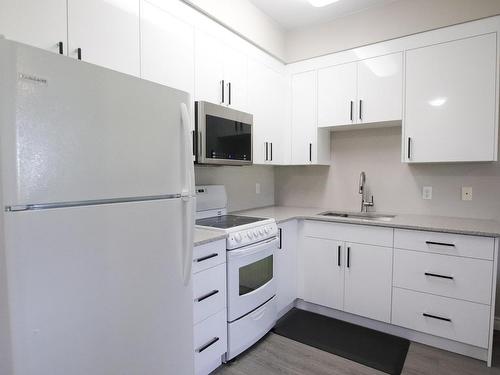 132 8802 Southfort Drive, Fort Saskatchewan, AB - Indoor Photo Showing Kitchen