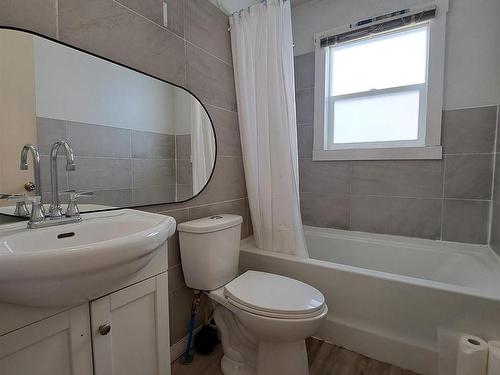 11314 103 Street, Edmonton, AB - Indoor Photo Showing Bathroom