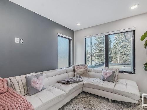 8908 140 Street Nw, Edmonton, AB - Indoor Photo Showing Living Room