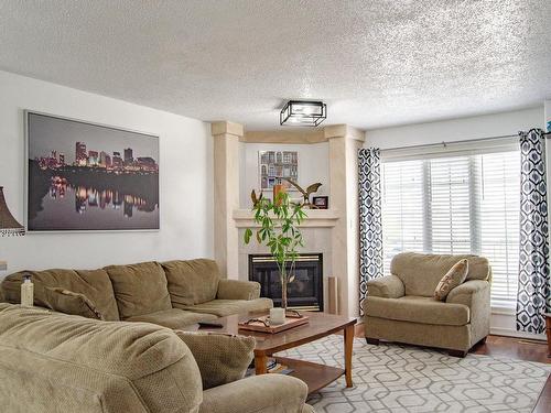 33 2419 133 Avenue, Edmonton, AB - Indoor Photo Showing Living Room