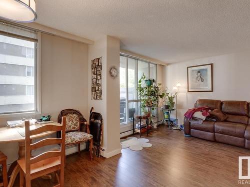 204 9903 104 Street, Edmonton, AB - Indoor Photo Showing Living Room