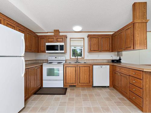 530084 Range Road 192, Rural Lamont County, AB - Indoor Photo Showing Kitchen With Double Sink