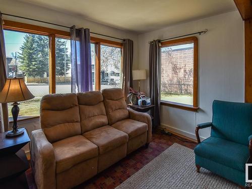 4811 50 Street, Onoway, AB - Indoor Photo Showing Living Room