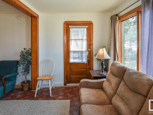 4811 50 Street, Onoway, AB - Indoor Photo Showing Living Room