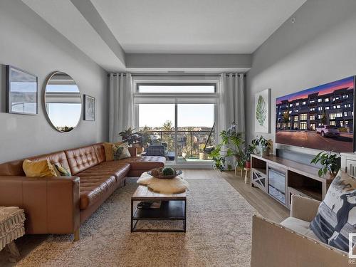 410 528 Griesbach Parade Parade, Edmonton, AB - Indoor Photo Showing Living Room