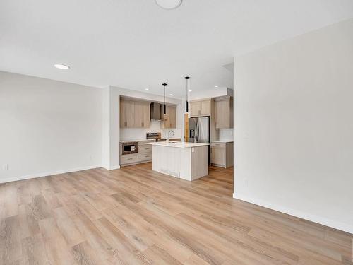 4855 Hawthorn Bend, Edmonton, AB - Indoor Photo Showing Kitchen