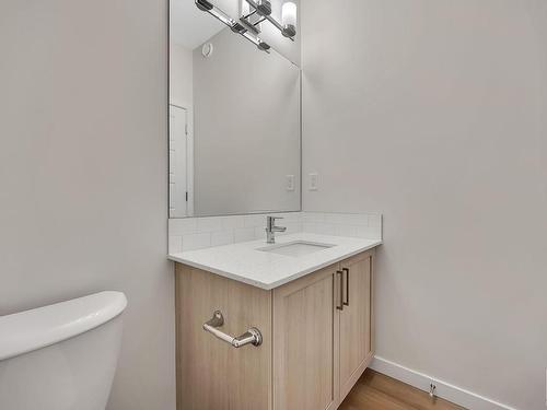 4855 Hawthorn Bend, Edmonton, AB - Indoor Photo Showing Bathroom