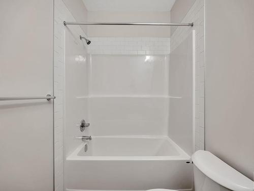 4855 Hawthorn Bend, Edmonton, AB - Indoor Photo Showing Bathroom