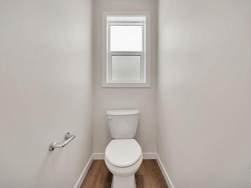 4855 Hawthorn Bend, Edmonton, AB - Indoor Photo Showing Bathroom