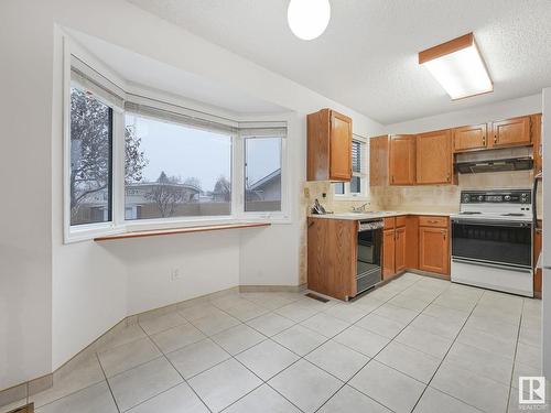 7223 152B Avenue, Edmonton, AB - Indoor Photo Showing Kitchen