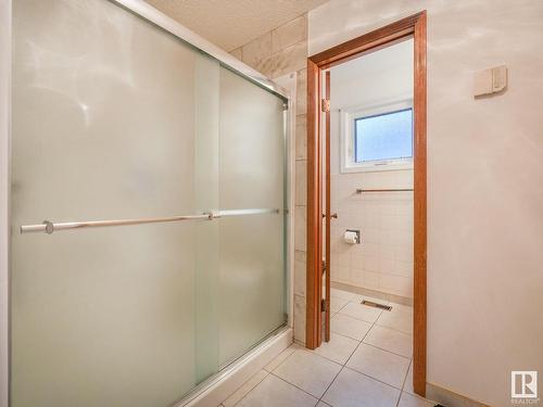 7223 152B Avenue, Edmonton, AB - Indoor Photo Showing Bathroom