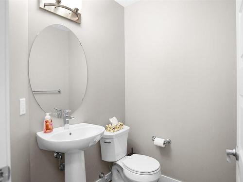 20519 97 Avenue, Edmonton, AB - Indoor Photo Showing Bathroom