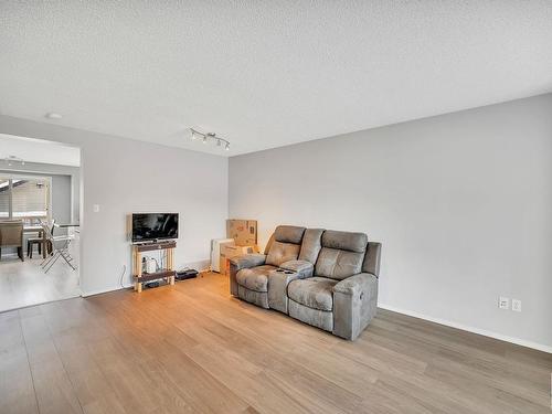 5831 Sutter Place, Edmonton, AB - Indoor Photo Showing Living Room