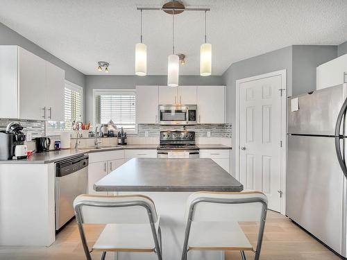 5831 Sutter Place, Edmonton, AB - Indoor Photo Showing Kitchen With Upgraded Kitchen