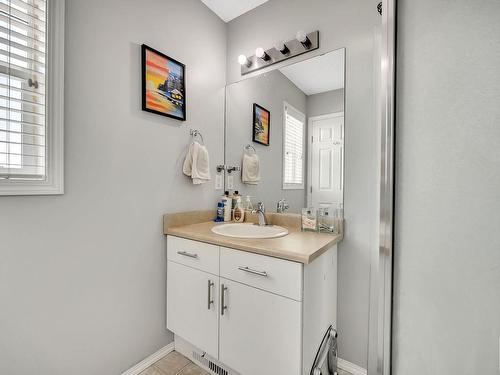 5831 Sutter Place, Edmonton, AB - Indoor Photo Showing Bathroom