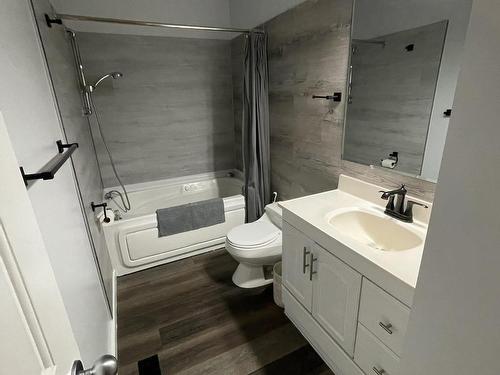 8408 145 Avenue Nw, Edmonton, AB - Indoor Photo Showing Bathroom