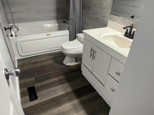 8408 145 Avenue Nw, Edmonton, AB - Indoor Photo Showing Bathroom