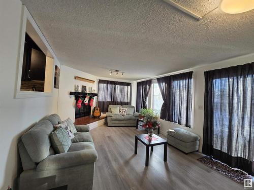 2916 89 Street, Edmonton, AB - Indoor Photo Showing Living Room