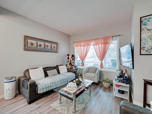 44 8209 217 Street, Edmonton, AB - Indoor Photo Showing Living Room