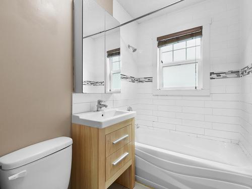 10930 65 Avenue, Edmonton, AB - Indoor Photo Showing Bathroom