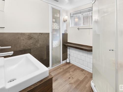 10930 65 Avenue, Edmonton, AB - Indoor Photo Showing Bathroom