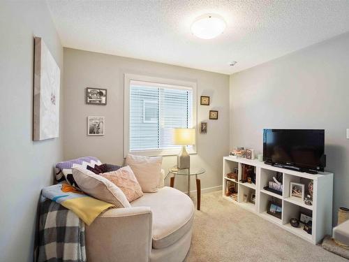 7173 Cardinal Way, Edmonton, AB - Indoor Photo Showing Living Room