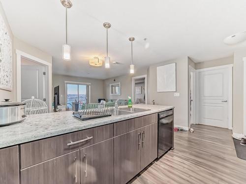 205 3670 139 Avenue, Edmonton, AB - Indoor Photo Showing Bathroom