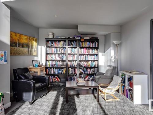 414 5151 Windermere Boulevard, Edmonton, AB - Indoor Photo Showing Living Room