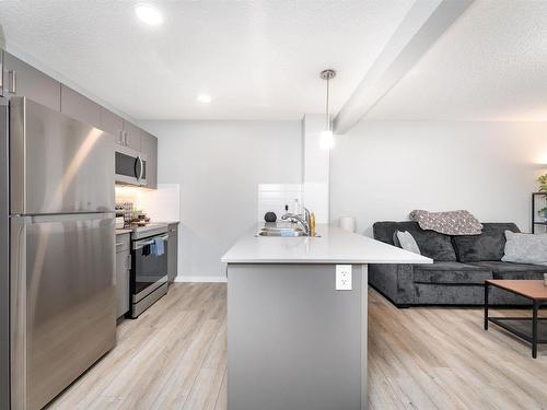 32 1110 Daniels Link Link, Edmonton, AB - Indoor Photo Showing Kitchen With Stainless Steel Kitchen With Upgraded Kitchen