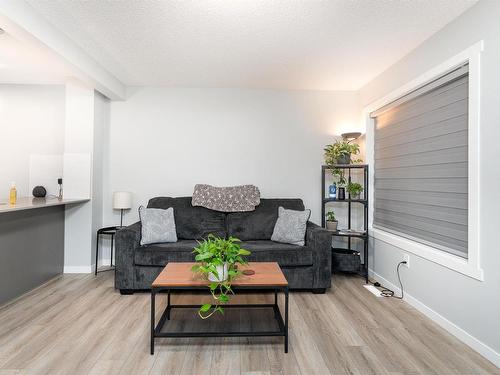 32 1110 Daniels Link Link, Edmonton, AB - Indoor Photo Showing Living Room