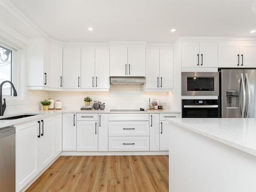 9216 72 Street, Edmonton, AB - Indoor Photo Showing Kitchen With Upgraded Kitchen