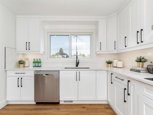 9216 72 Street, Edmonton, AB - Indoor Photo Showing Kitchen