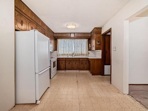 3615 75 Street, Edmonton, AB - Indoor Photo Showing Kitchen