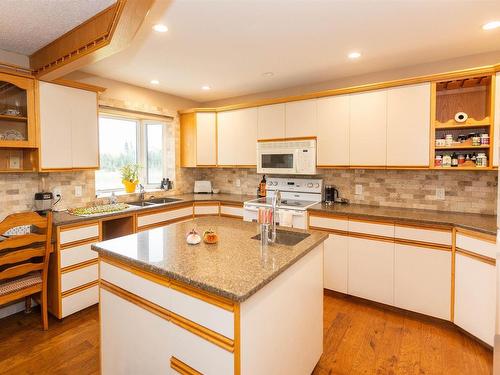 59525 Rr 270, Rural Westlock County, AB - Indoor Photo Showing Kitchen With Double Sink