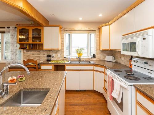 59525 Rr 270, Rural Westlock County, AB - Indoor Photo Showing Kitchen With Double Sink