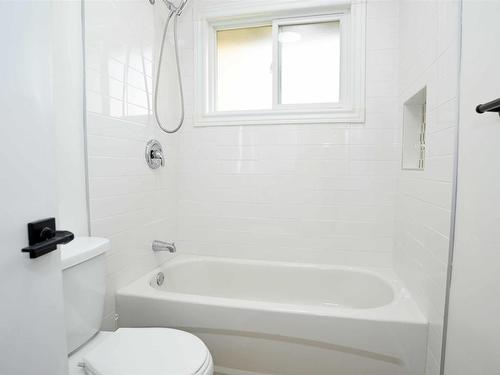 9604/9606 124 Avenue, Edmonton, AB - Indoor Photo Showing Bathroom