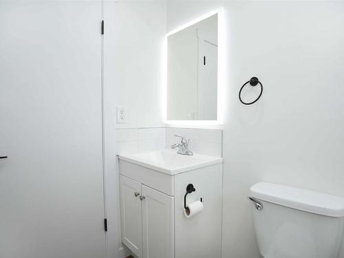 9604/9606 124 Avenue, Edmonton, AB - Indoor Photo Showing Bathroom