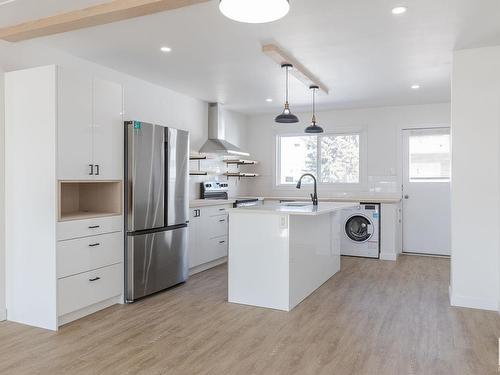 9604/9606 124 Avenue, Edmonton, AB - Indoor Photo Showing Kitchen