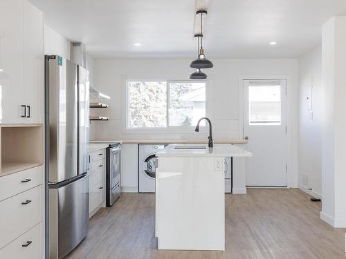 9604/9606 124 Avenue, Edmonton, AB - Indoor Photo Showing Kitchen