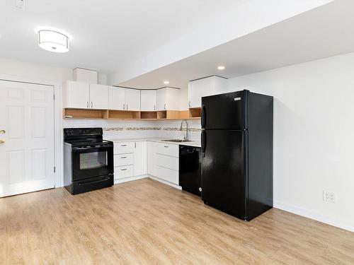 9604/9606 124 Avenue, Edmonton, AB - Indoor Photo Showing Kitchen