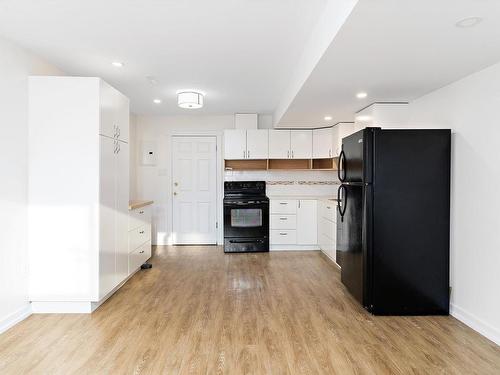 9604/9606 124 Avenue, Edmonton, AB - Indoor Photo Showing Kitchen