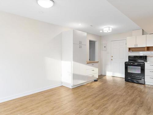 9604/9606 124 Avenue, Edmonton, AB - Indoor Photo Showing Kitchen